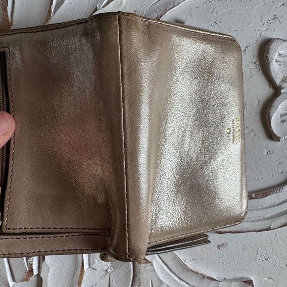 Fossil Sydney Multifunction Metallic Gold Wallet - Picture 6 of 6